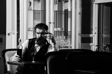 İki Kişilik servis masada şişeyle bekliyor müşteri