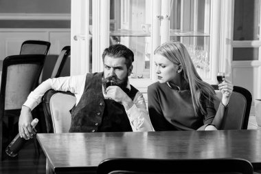 Kız ve adam bir restoranda şarap paylaşımı