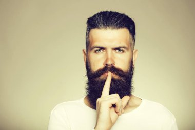 Hush hareketi ile sakallı adam