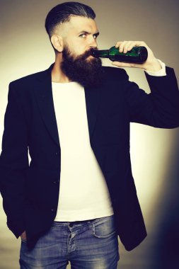 Sakallı adam bira şişesi ile