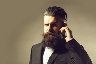 Ceketli sakallı yakışıklı adamı