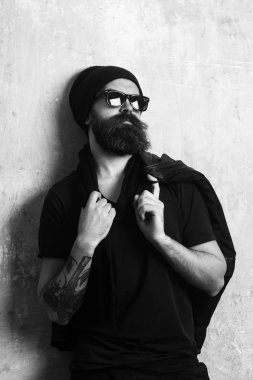 Motorcu veya hipster adam gözlük, şapka