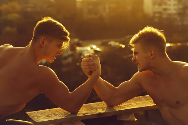 Twin män kroppsbyggare armbrytning — Stockfoto