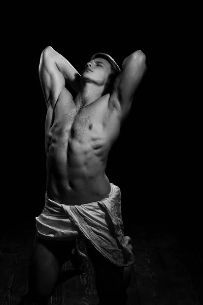Homem com corpo molhado muscular na fáscia branca . — Fotografia de Stock