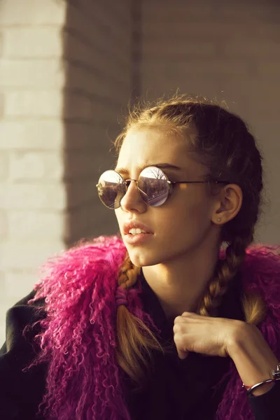 Fille avec des tresses dans les lunettes de soleil — Photo