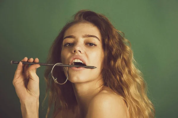 Mulher com unha metálica na boca mostrando dentes saudáveis — Fotografia de Stock