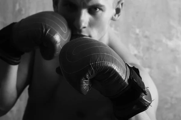 ボクシング ドリルの手袋のボクサー、男は、赤での裸の胸 — ストック写真