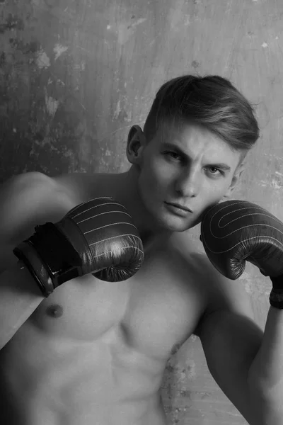 Boxeador con el torso desnudo posando en guantes rojos — Foto de Stock