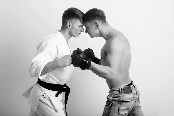 Dois homens zangados gêmeos ou atletas lutando — Fotografia de Stock