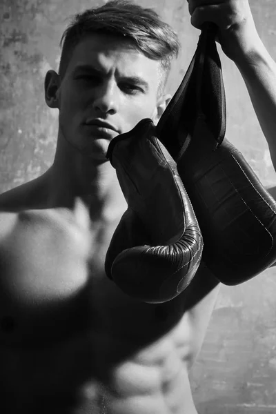 Luvas de boxe na mão forte do homem — Fotografia de Stock