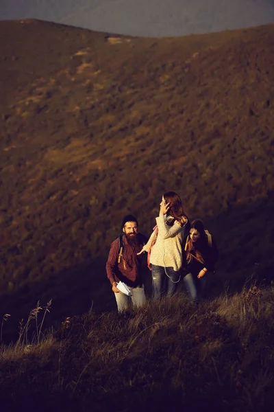 若い友人の山をハイキングします。 — ストック写真