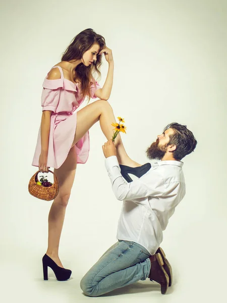 Jovem casal faz proposta com flores isoladas — Fotografia de Stock