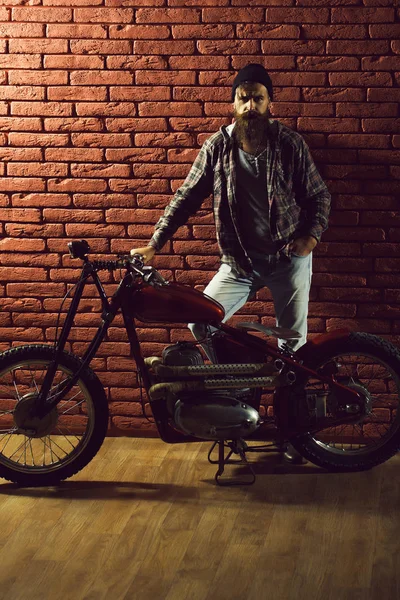 Motosikletli sakallı motorcu. — Stok fotoğraf