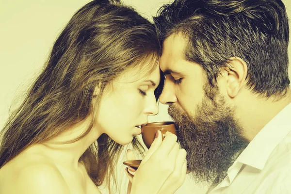 年轻夫妇与咖啡杯 — 图库照片
