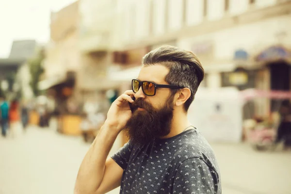 Guapo barbudo hombre en gafas de sol — Foto de Stock