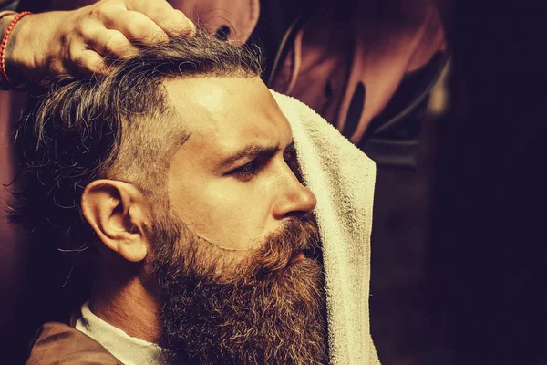 Şık saç saç kesimi almak uzun sakallı sakallı adam — Stok fotoğraf