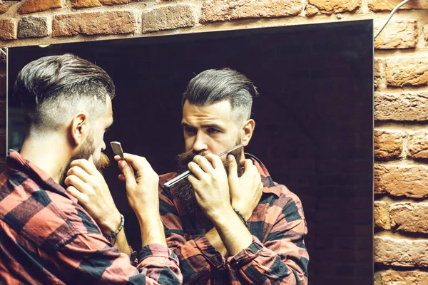 Man with razor near mirror — Stock Photo, Image