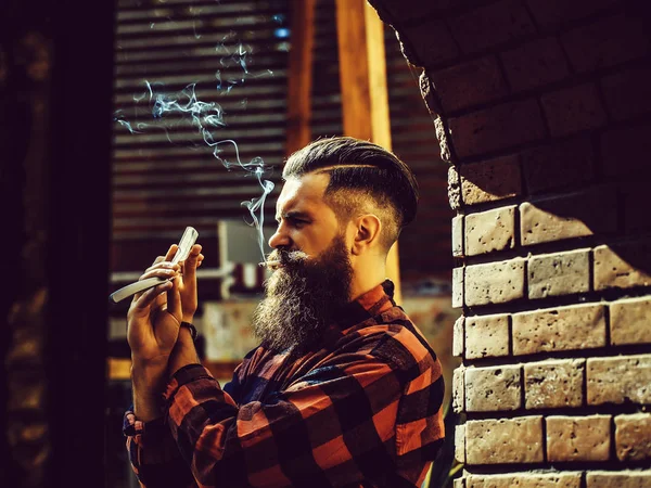 Hipster met sigaret en scheermes — Stockfoto