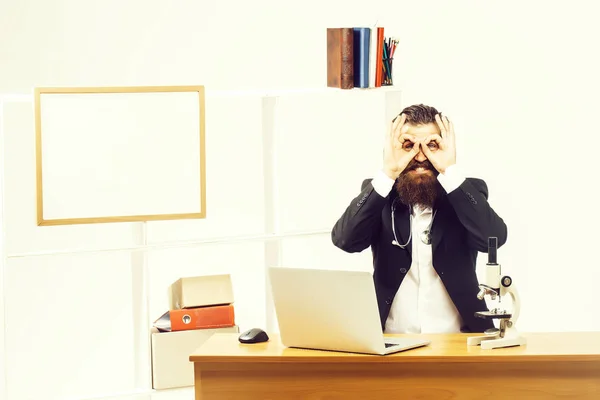 Hombre mostrando gafas en el escritorio — Foto de Stock