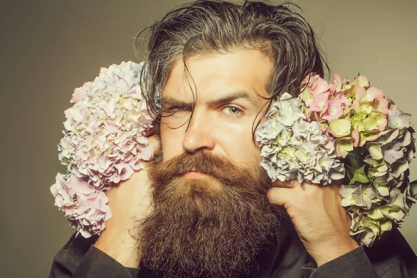 Homme barbu avec des fleurs d'hortensia — Photo