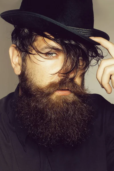 Бородатий джентльмен в чорному ретро капелюсі — стокове фото