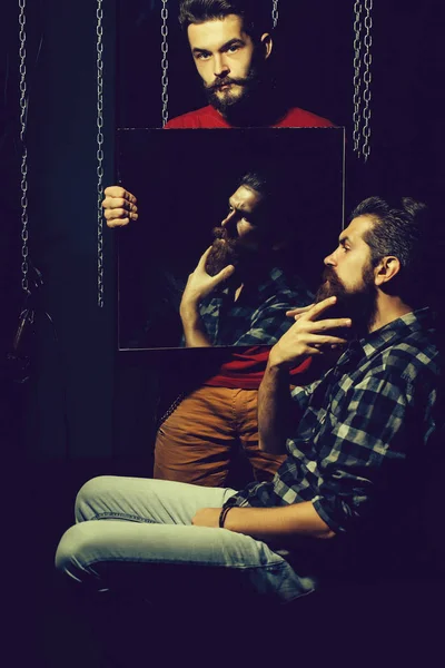 Чоловік тримає дзеркало, що відображає клієнта — стокове фото