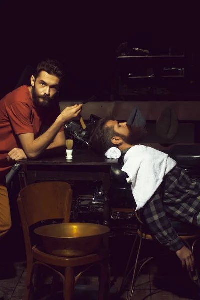 Barbero afeita la barba al hombre — Foto de Stock