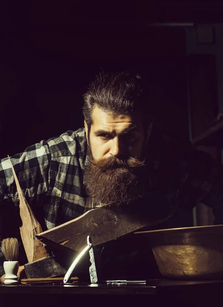 Barbudo hombre con herramientas de barbero — Foto de Stock