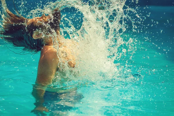 Joven salpicando agua — Foto de Stock