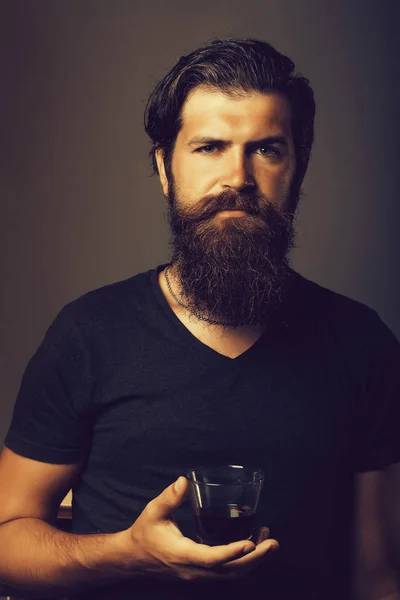 Bärtiger Mann mit einem Glas Brandy oder Whiskey — Stockfoto