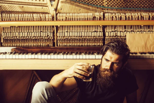 Cam ahşap piyano yakınındaki sakallı adam — Stok fotoğraf