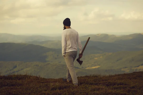 Hombre barbudo guapo con hacha — Foto de Stock