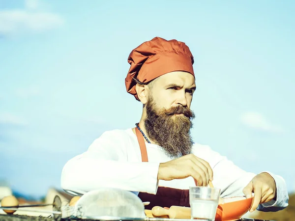 Homem chef misturando ingredientes — Fotografia de Stock