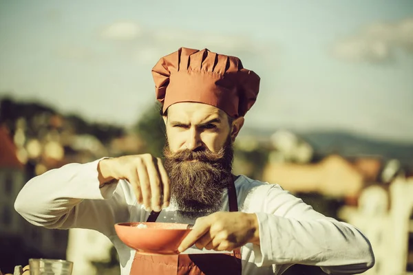 Hombre cocinero chef verter piso — Foto de Stock