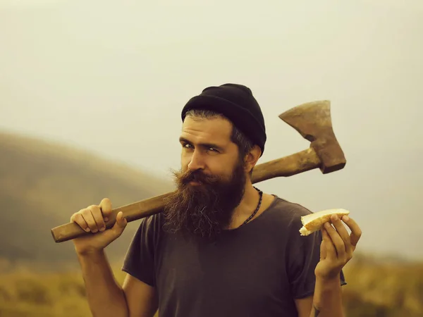 Lumberjack man hipster med yxa — Stockfoto