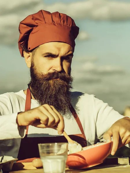 Άνδρας σεφ ανάμιξη συστατικών — Φωτογραφία Αρχείου