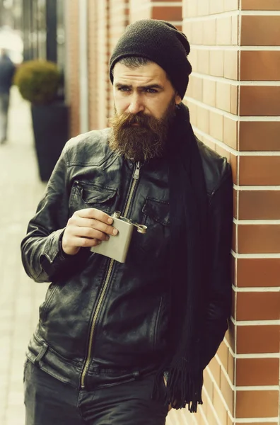 Hipster poważne Brodaty mężczyzna z metalicznym jar w skórzanej kurtce — Zdjęcie stockowe