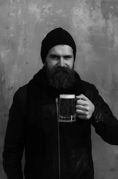 Zufriedener Hipster trinkt Bier aus Glaskrug — Stockfoto