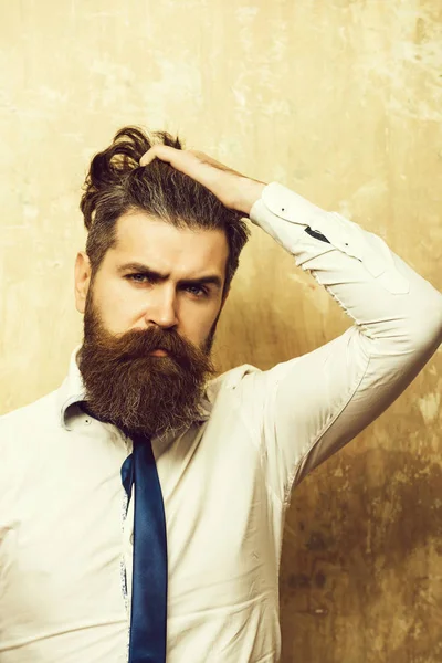 Homem barbudo ou hipster com barba longa no rosto sério — Fotografia de Stock