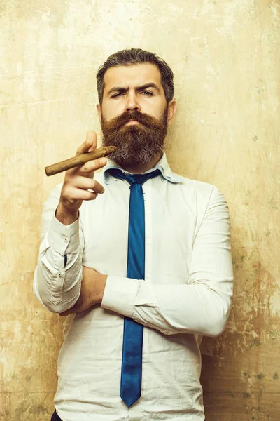 Barbudo hombre en grave cara fumar cigarro — Foto de Stock