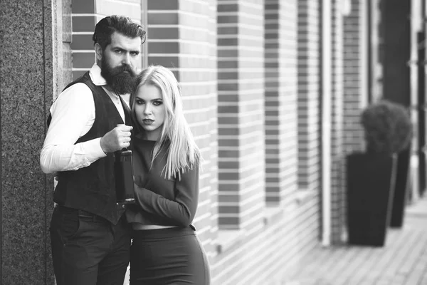 Mulher e homem abraçando com garrafa de vinho — Fotografia de Stock