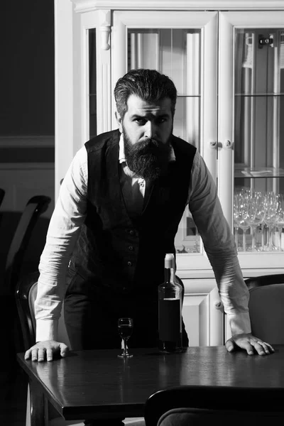 Homme debout à table servi avec du verre et une bouteille — Photo