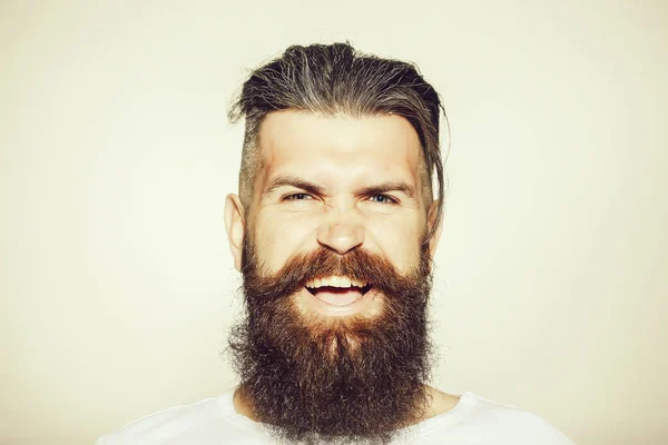 Sonriente hombre barbudo —  Fotos de Stock