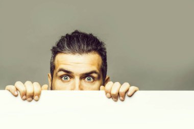 kağıt ile korkan adam