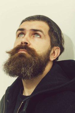 Sakallı ciddi acımasız beyaz adam siyah ceketli