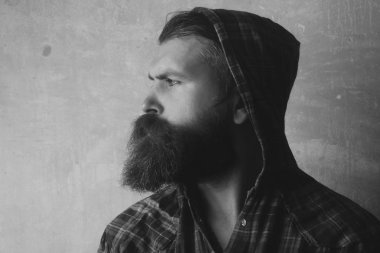 Acımasız adam hood kafasına takmış uzun sakallı