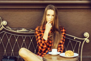 Seksi kız parmak yalıyor