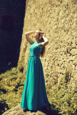 mavi elbiseli güzel kız
