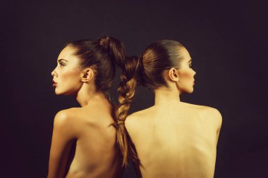 lezbiyen modelleri ile örgülü veya bağlı, güzel, sağlıklı, esmer, uzun saç örgü ya da karanlık arka plan üzerinde kıvrım. Dostluk ve sevgi