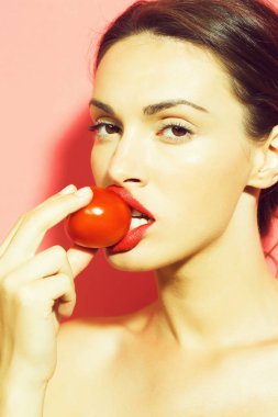 kırmızı domates ile güzel kız